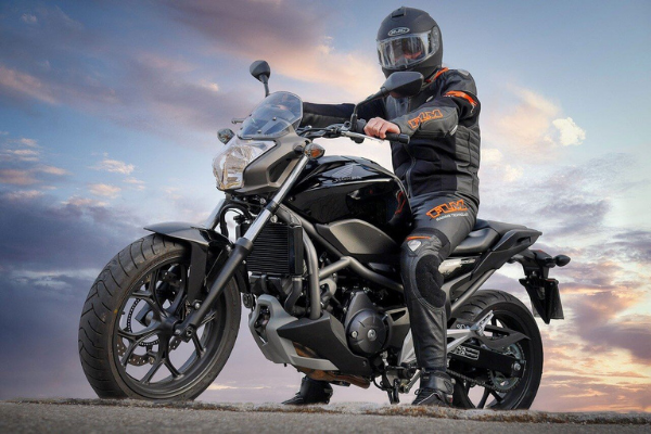 las motos pueden estar entre los carros